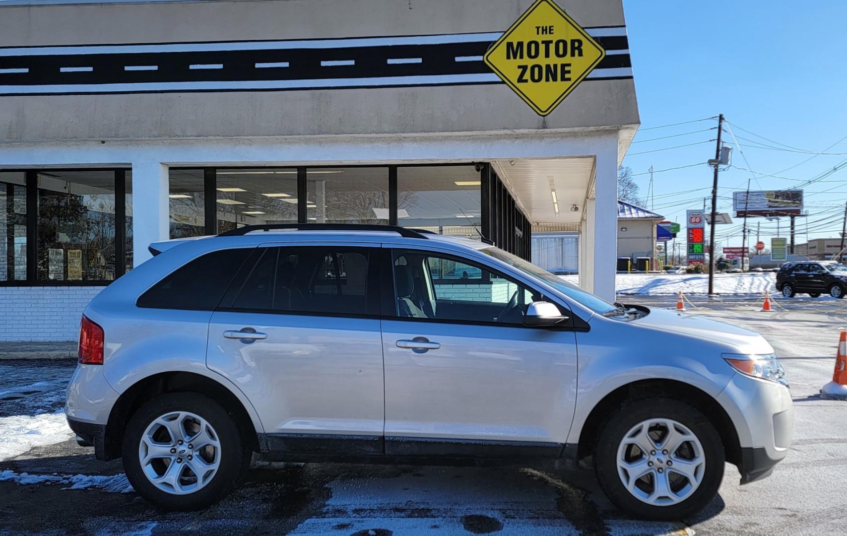 2013 Silver /Black Ford Edge SEL AWD (2FMDK4JC6DB) with an 3.5L V6 DOHC 24V engine, 6-Speed Automatic transmission, located at 341 N White Horse Pike, Lawnside, NJ, 08045, (856) 262-9500, 39.855621, -75.027451 - Photo#4